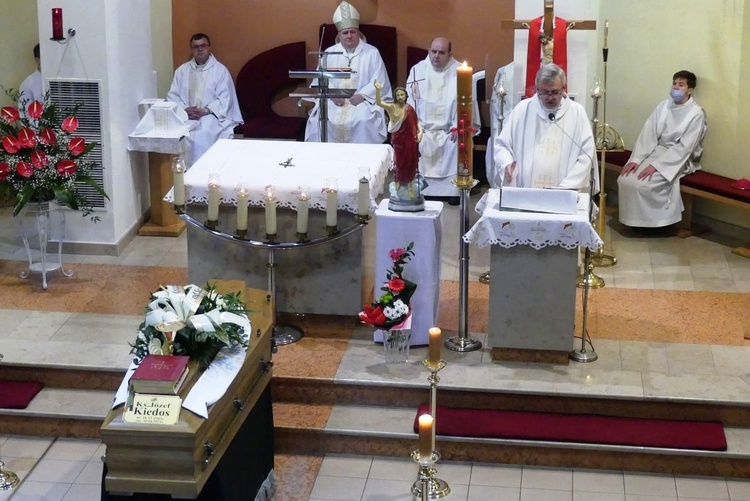 Ostatnie pożegnanie ks. prof. Józefa Kiedosa w Bierach