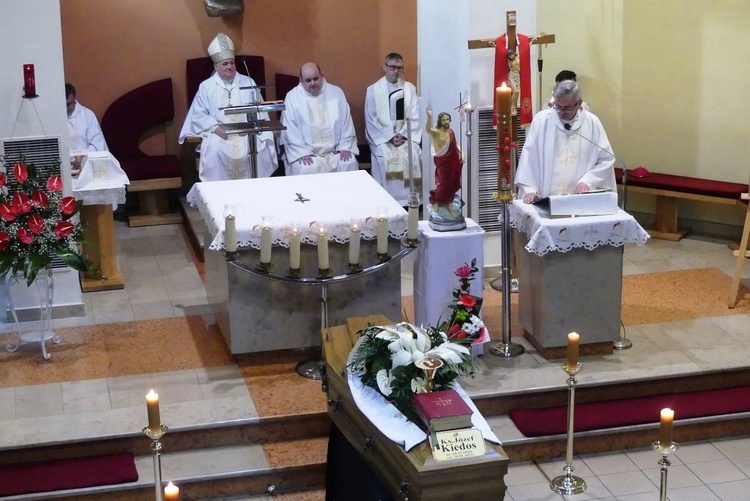 Ostatnie pożegnanie ks. prof. Józefa Kiedosa w Bierach