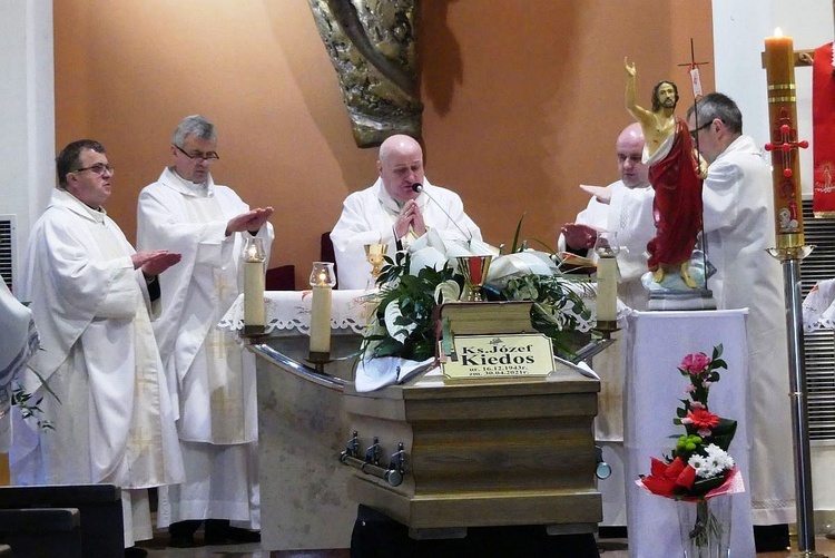 Bp Piotr Greger przewodniczył kapłańskiej modlitwie za śp. ks. Józefa Kiedosa.