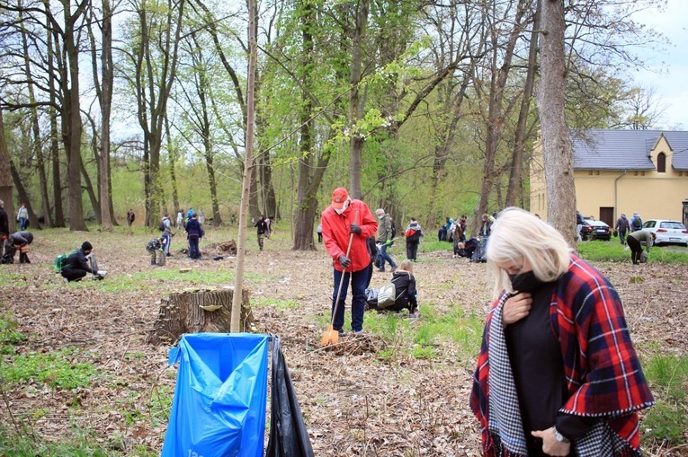 Pałac i park Schaffgotschów w Kopicach. Akcja sprzątania