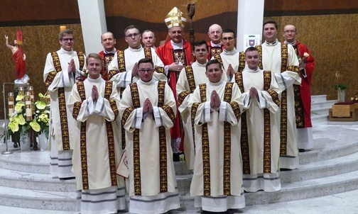 Nowi diakoni z bp. Romanem Pindlem, ks. prałatem Stanisławem Wawrzyńczykiem i przełożonymi z seminarium.