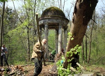 Miłośnicy i przyjaciele Śląskiego Kopciuszka sprzątali park pałacowy w Kopicach