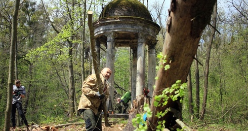 Miłośnicy i przyjaciele Śląskiego Kopciuszka sprzątali park pałacowy w Kopicach