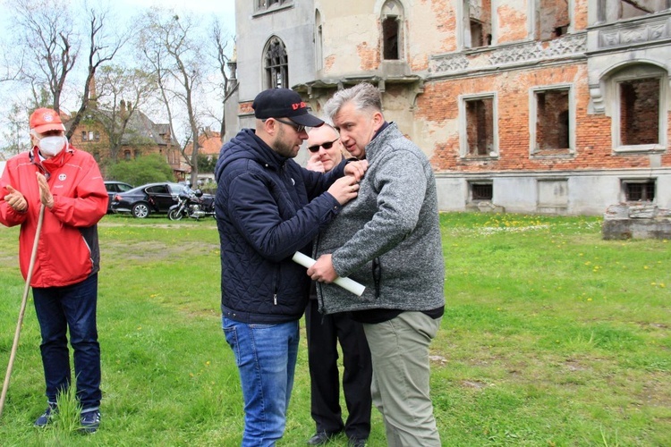 Miłośnicy i przyjaciele Śląskiego Kopciuszka sprzątali park pałacowy w Kopicach