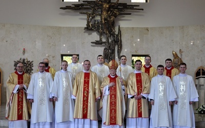 Bp Paweł Stobrawa wyświęcił w Opolu dziewięciu diakonów