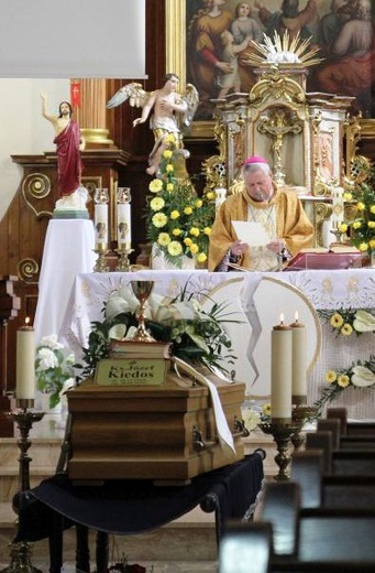 Ostatnie pożegnanie ks. prof. Józefa Kiedosa w Jaworzu - Msza św. dla kapłanów