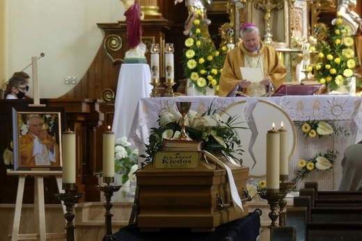 Ostatnie pożegnanie ks. prof. Józefa Kiedosa w Jaworzu - Msza św. dla kapłanów