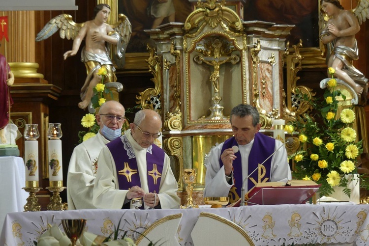 Ostatnie pożegnanie ks. prof. Józefa Kiedosa w Jaworzu - Msza św. dla kapłanów