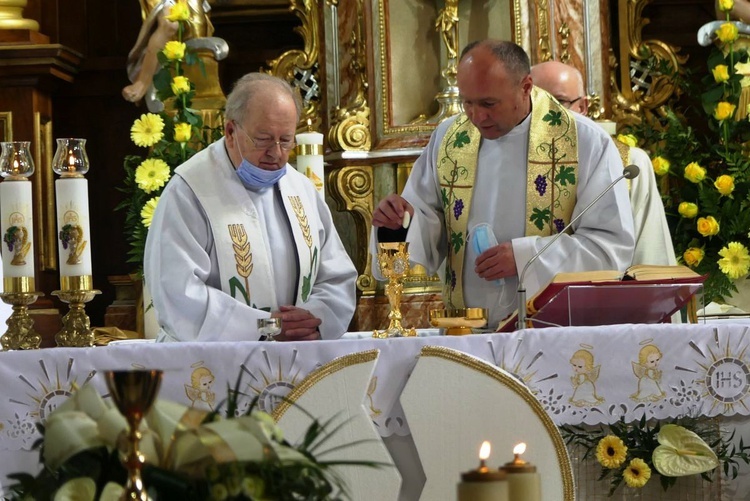 Ostatnie pożegnanie ks. prof. Józefa Kiedosa w Jaworzu - Msza św. dla kapłanów