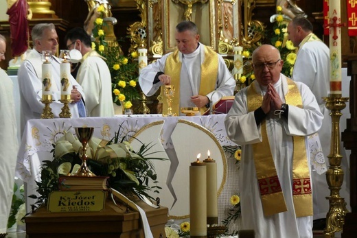 Ostatnie pożegnanie ks. prof. Józefa Kiedosa w Jaworzu - Msza św. dla kapłanów