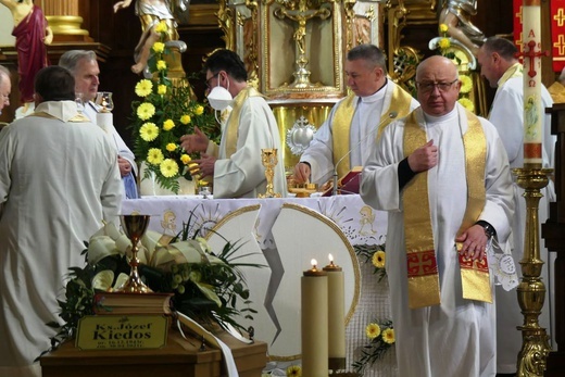 Ostatnie pożegnanie ks. prof. Józefa Kiedosa w Jaworzu - Msza św. dla kapłanów