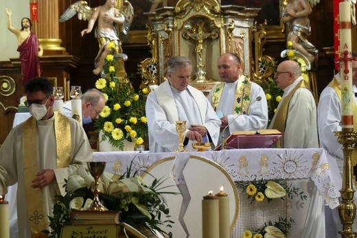 Ostatnie pożegnanie ks. prof. Józefa Kiedosa w Jaworzu - Msza św. dla kapłanów
