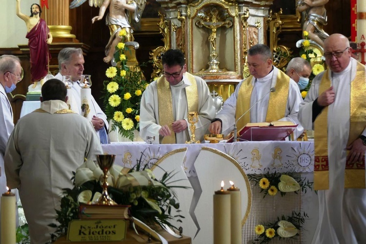 Ostatnie pożegnanie ks. prof. Józefa Kiedosa w Jaworzu - Msza św. dla kapłanów