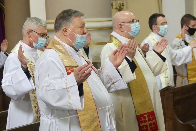 Ostatnie pożegnanie ks. prof. Józefa Kiedosa w Jaworzu - Msza św. dla kapłanów