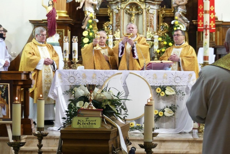 Ostatnie pożegnanie ks. prof. Józefa Kiedosa w Jaworzu - Msza św. dla kapłanów