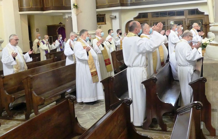 Ostatnie pożegnanie ks. prof. Józefa Kiedosa w Jaworzu - Msza św. dla kapłanów