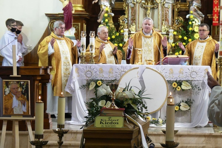 Ostatnie pożegnanie ks. prof. Józefa Kiedosa w Jaworzu - Msza św. dla kapłanów