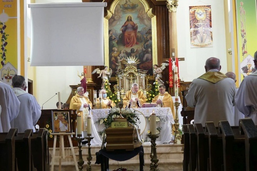 Ostatnie pożegnanie ks. prof. Józefa Kiedosa w Jaworzu - Msza św. dla kapłanów