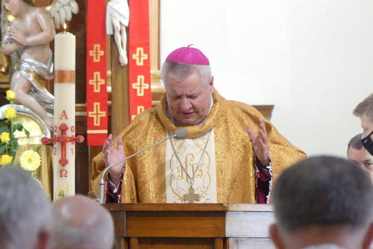 Ostatnie pożegnanie ks. prof. Józefa Kiedosa w Jaworzu - Msza św. dla kapłanów