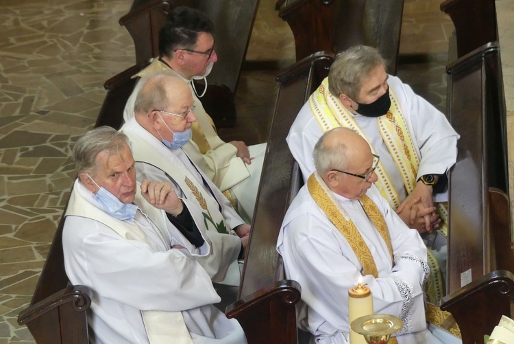 Ostatnie pożegnanie ks. prof. Józefa Kiedosa w Jaworzu - Msza św. dla kapłanów