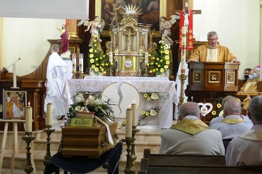 Ostatnie pożegnanie ks. prof. Józefa Kiedosa w Jaworzu - Msza św. dla kapłanów