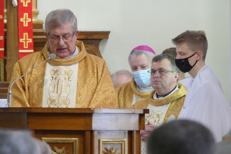 Ostatnie pożegnanie ks. prof. Józefa Kiedosa w Jaworzu - Msza św. dla kapłanów