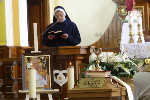 Ostatnie pożegnanie ks. prof. Józefa Kiedosa w Jaworzu - Msza św. dla kapłanów