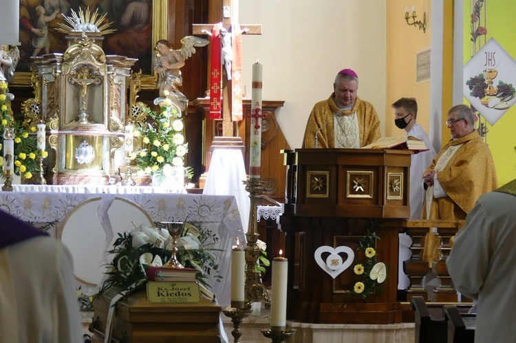 Ostatnie pożegnanie ks. prof. Józefa Kiedosa w Jaworzu - Msza św. dla kapłanów