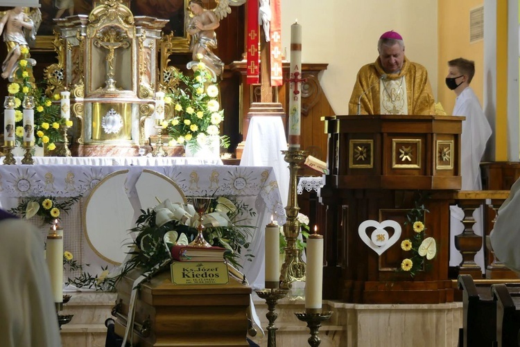 Ostatnie pożegnanie ks. prof. Józefa Kiedosa w Jaworzu - Msza św. dla kapłanów