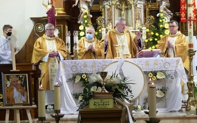 Ostatnie pożegnanie ks. prof. Józefa Kiedosa w Jaworzu - Msza św. dla kapłanów