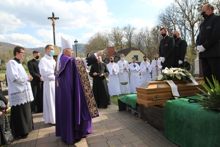 Ostatnie pożegnanie ks. prof. Józefa Kiedosa w Jaworzu - Msza św. pogrzebowa