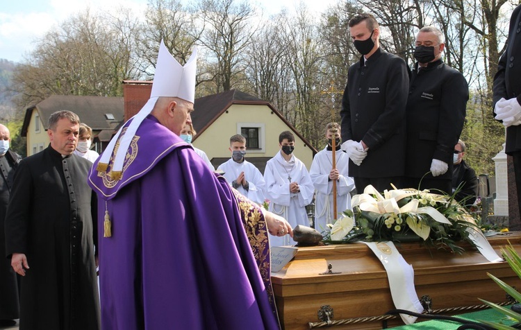 Ostatnie pożegnanie ks. prof. Józefa Kiedosa w Jaworzu - Msza św. pogrzebowa