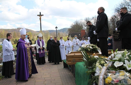 Ostatnie pożegnanie ks. prof. Józefa Kiedosa w Jaworzu - Msza św. pogrzebowa