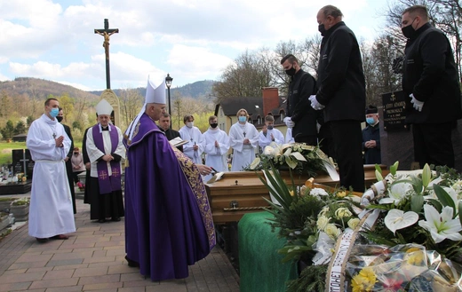 Ostatnie pożegnanie ks. prof. Józefa Kiedosa w Jaworzu - Msza św. pogrzebowa