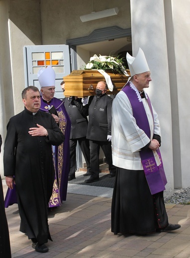 Ostatnie pożegnanie ks. prof. Józefa Kiedosa w Jaworzu - Msza św. pogrzebowa