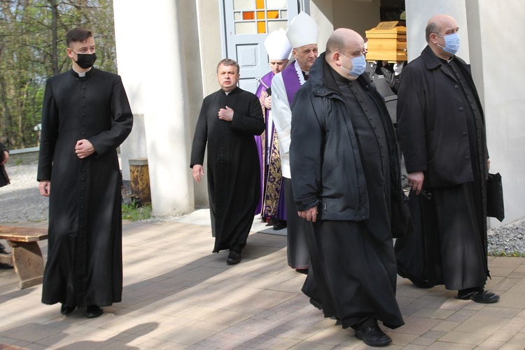 Ostatnie pożegnanie ks. prof. Józefa Kiedosa w Jaworzu - Msza św. pogrzebowa