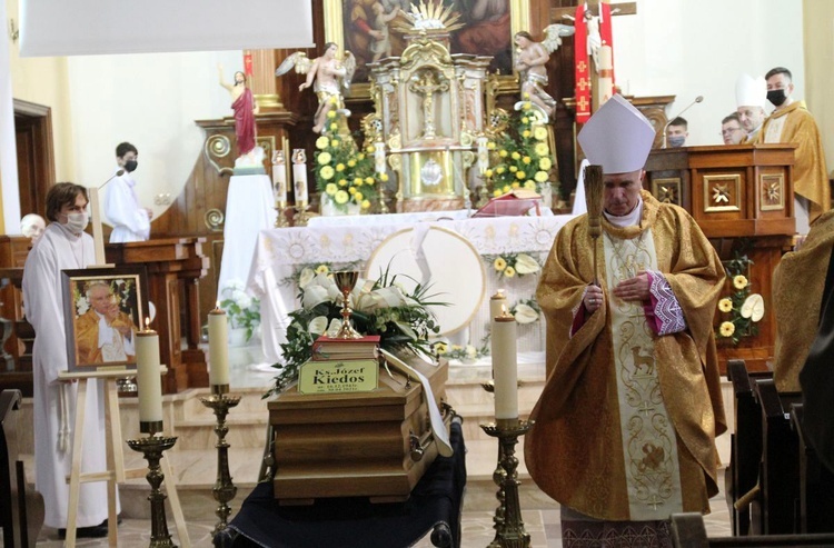 Ostatnie pożegnanie ks. prof. Józefa Kiedosa w Jaworzu - Msza św. pogrzebowa