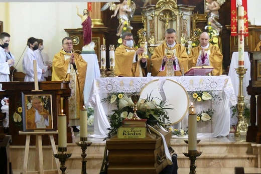 Ostatnie pożegnanie ks. prof. Józefa Kiedosa w Jaworzu - Msza św. pogrzebowa