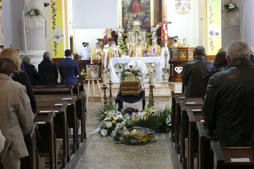 Ostatnie pożegnanie ks. prof. Józefa Kiedosa w Jaworzu - Msza św. pogrzebowa