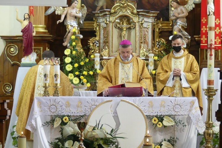 Ostatnie pożegnanie ks. prof. Józefa Kiedosa w Jaworzu - Msza św. pogrzebowa