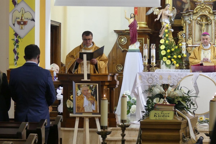 Ostatnie pożegnanie ks. prof. Józefa Kiedosa w Jaworzu - Msza św. pogrzebowa