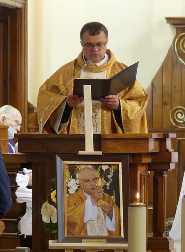 Ostatnie pożegnanie ks. prof. Józefa Kiedosa w Jaworzu - Msza św. pogrzebowa