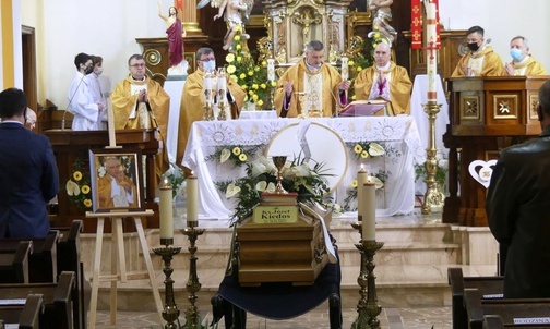 Bp Roman Pindel przwodniczył Mszy św. pogrzebowej ks. prof. Józefa Kiedosa, a bp Andrzej Iwanecki wygłosił pożegnalną homilię.