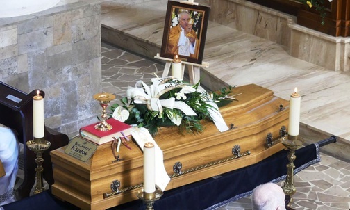 Trumna z ciałem ks. prof. Józefa Kiedosa w kościele Opatrzności Bożej w Jaworzu.