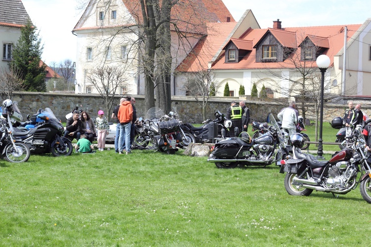 Motocykliści u Matki