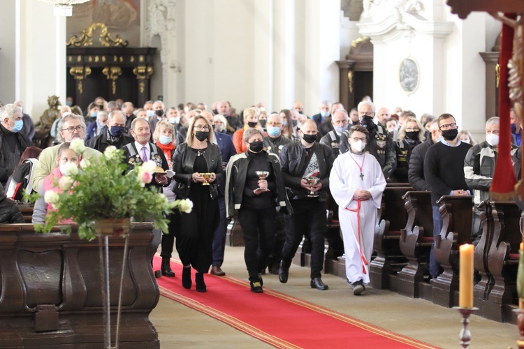 Motocykliści u Matki