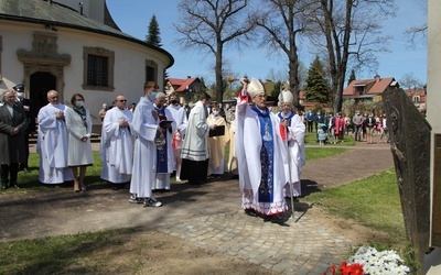 Nowy Wiśnicz. Wdzięczności nic nie ogranicza - nowy pomnik, nowa pieśń i nowy kielich mszalny