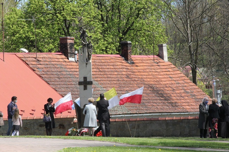 Nowy Wiśnicz. Odsłonięcie i błogosławieństwo obelisku 400-lecia parafii