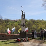 Nowy Wiśnicz. Odsłonięcie i błogosławieństwo obelisku 400-lecia parafii