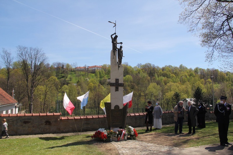 Nowy Wiśnicz. Odsłonięcie i błogosławieństwo obelisku 400-lecia parafii